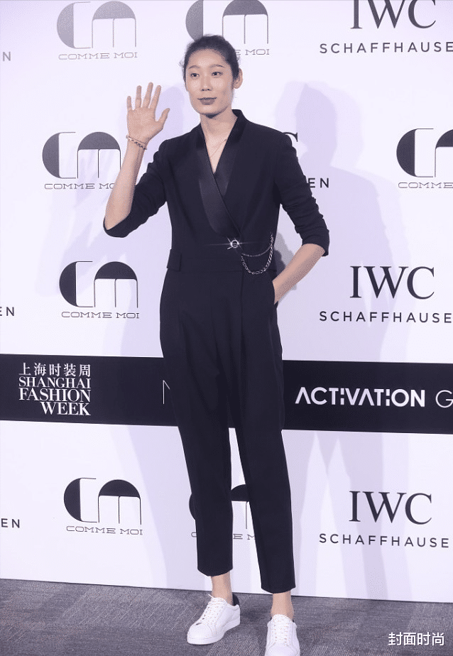 谭松韵|李娜孙俪朱婷同穿西装，看出演员和运动员的差别，年龄不是关键