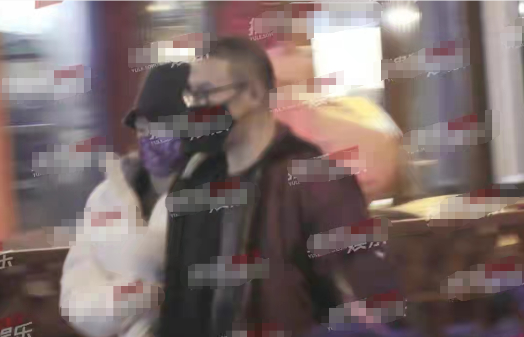 章子怡|章子怡私下竟是小娇妻！穿羽绒服逛街全程黏在汪峰身上，狂撒狗粮