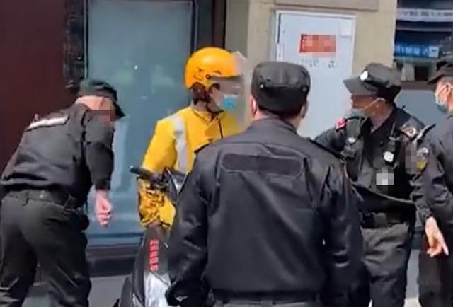 排头聚聊 “你是什么东西？”外卖小哥商场取车，数名保安围上戏耍辱骂