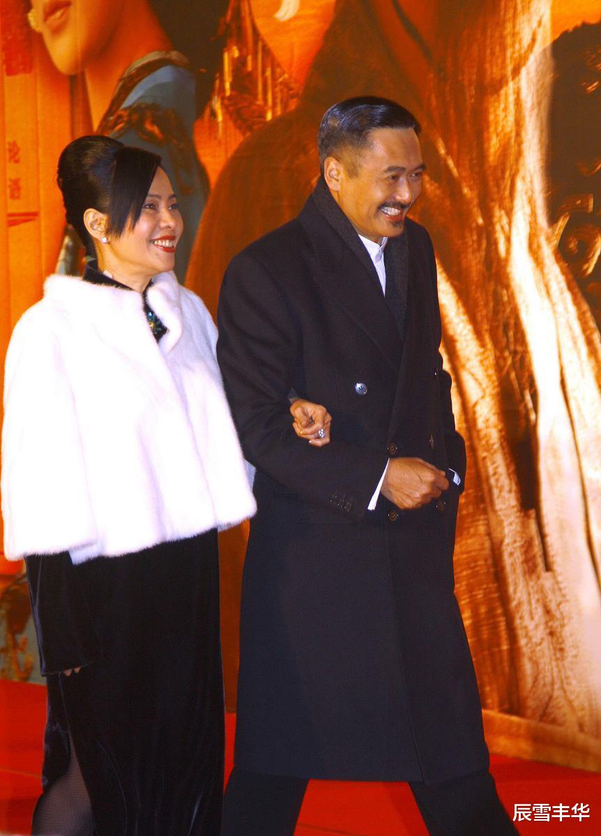 辰雪丰华 周润发夫妇同框，陈荟莲“黑白”造型看似低调，实际却很上档次