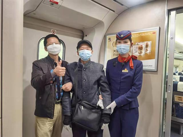 长江日报 老人和儿子走散上错高铁慌了,两车长爱心接力父子团聚