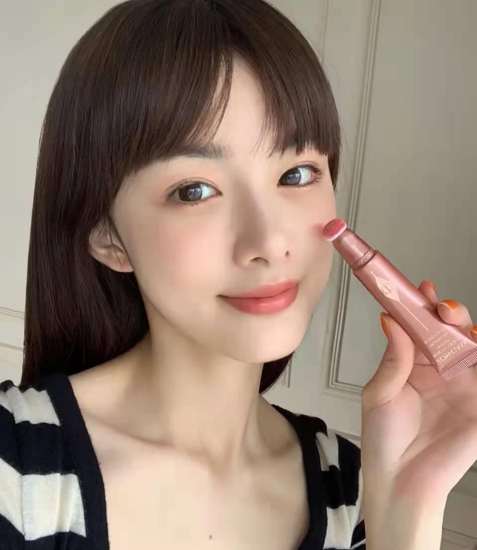 面膜 精致女人梳妆台上必备的10样东西，你占几种？
