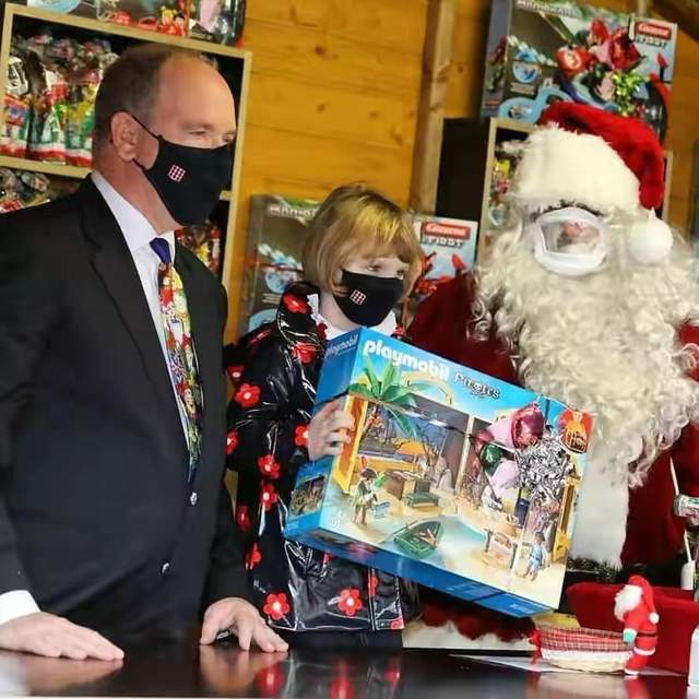 洪卫|摩纳哥龙凤胎出席圣诞活动！亲王夏琳均不在，两小只显得落寞无助