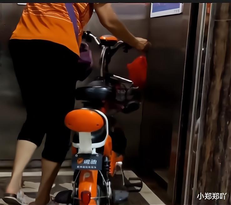 小郑郑吖 成都电动车进电梯自燃后, 广州很多小区依然存在电动车进入电梯.