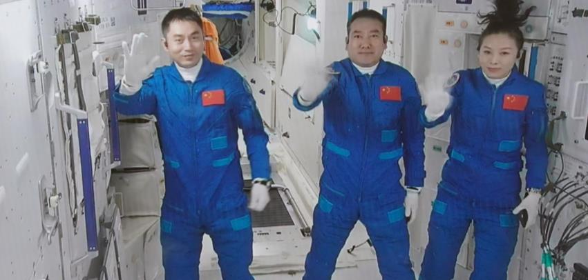 王亚平|追星当追王亚平，致敬首个出舱的中国女宇航员！美国女宇航员表态