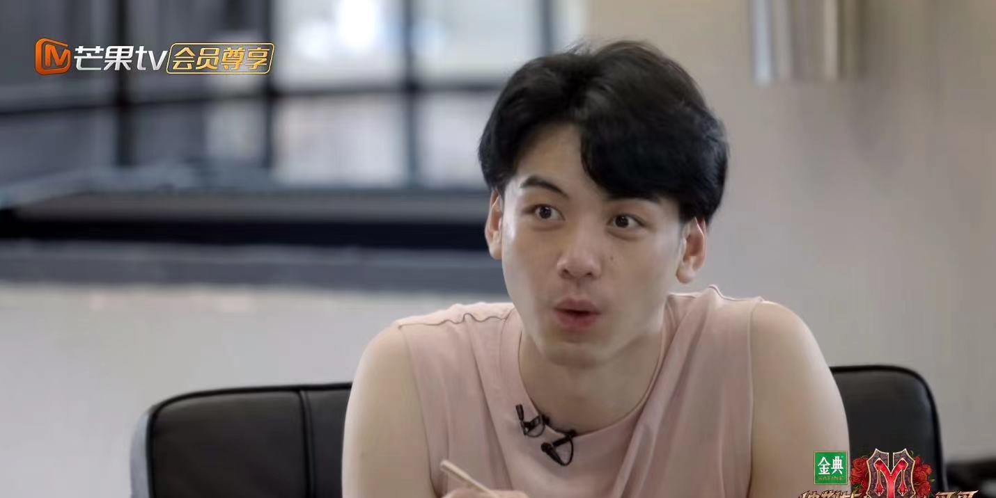 MARRY|黄贯中和张淇教刘迦弹吉他，和杨洋并称军艺双子的刘迦，为人低调