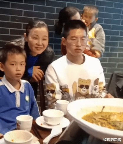 |孙家俩儿待遇差别太大！哥哥孙卓开心滑旱冰，弟弟孙辉在家刷碗