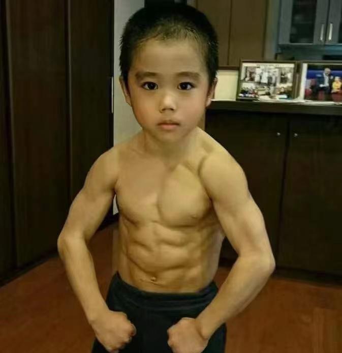 一员肌肉猛将|日本10岁小男孩拥有6块腹肌，肌肉不输成年人，全家偶像是李小龙