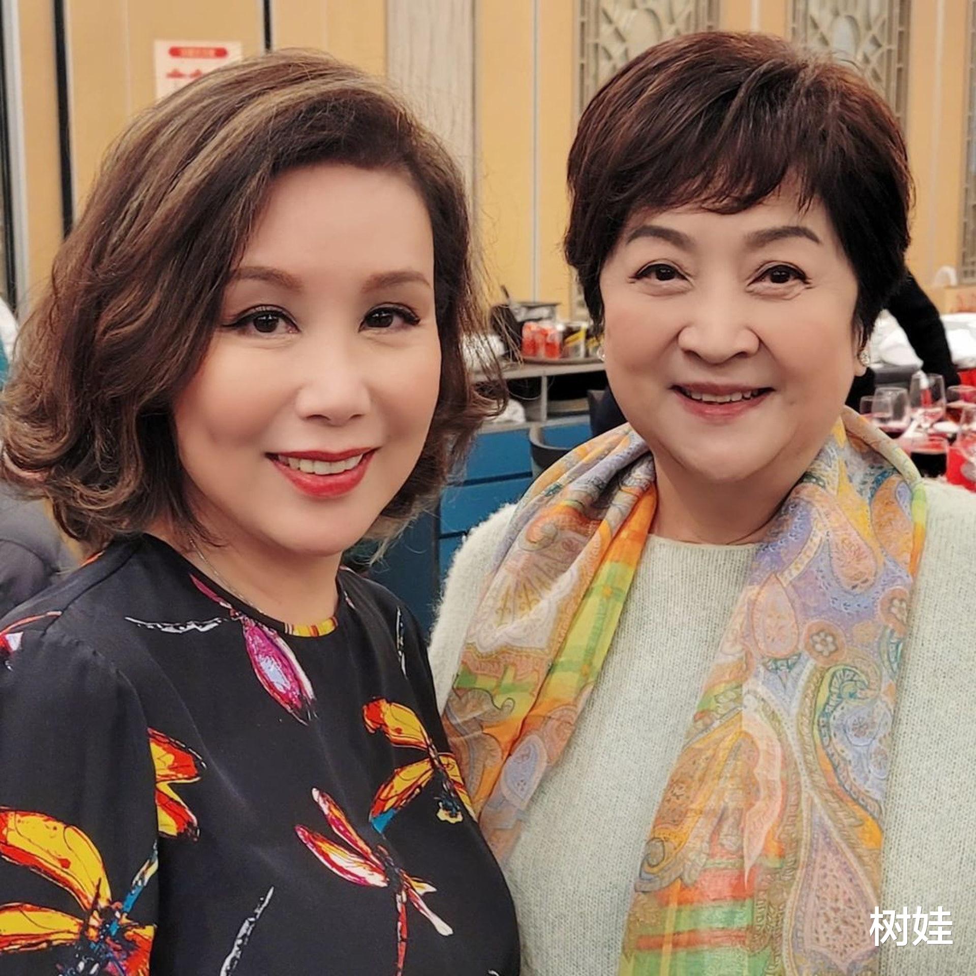 汪曼玲|叶童出席汪曼玲70岁生日会，满头白发尽显优雅，喝到脸红难掩兴奋