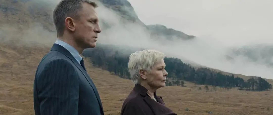 邦女郎|A爆了！新版邦女郎深V长裙大杀四方：你管这叫“花瓶”？