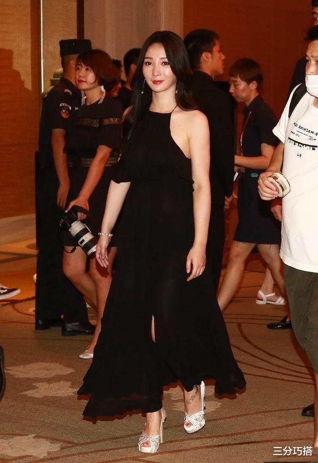 柳岩|柳岩也太敢穿，多肉身材穿吊带裙竟不显胖，微卷发型也太显气质了