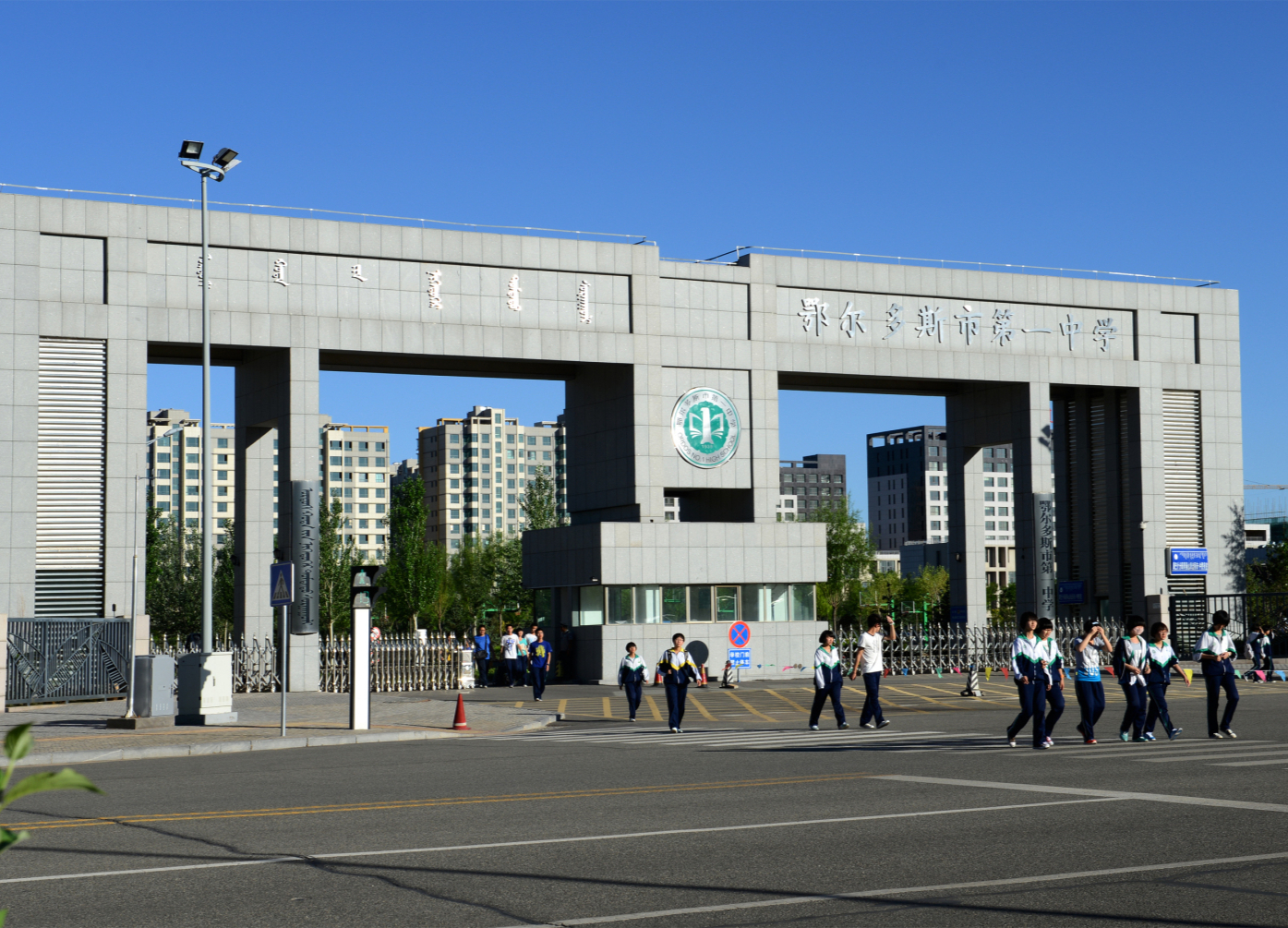 衬衫|鄂尔多斯60万年薪招聘中小学教师，还提供房子，网友：我已经在路上了