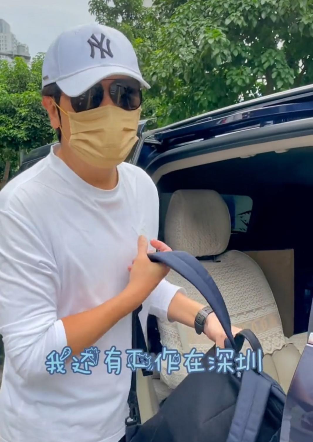 刘浩存|罗嘉良老婆晒照，对镜洗头不在意素颜皮肤嫩，老公不在家独享生活