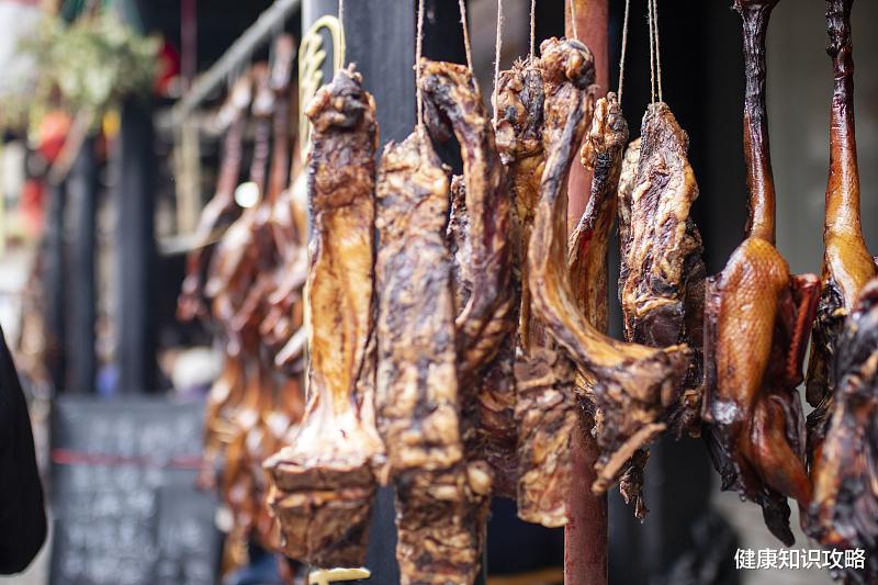 健康知识攻略|高血压患者饮食生活中有哪些禁忌？这些食物要少吃，助于稳定三高