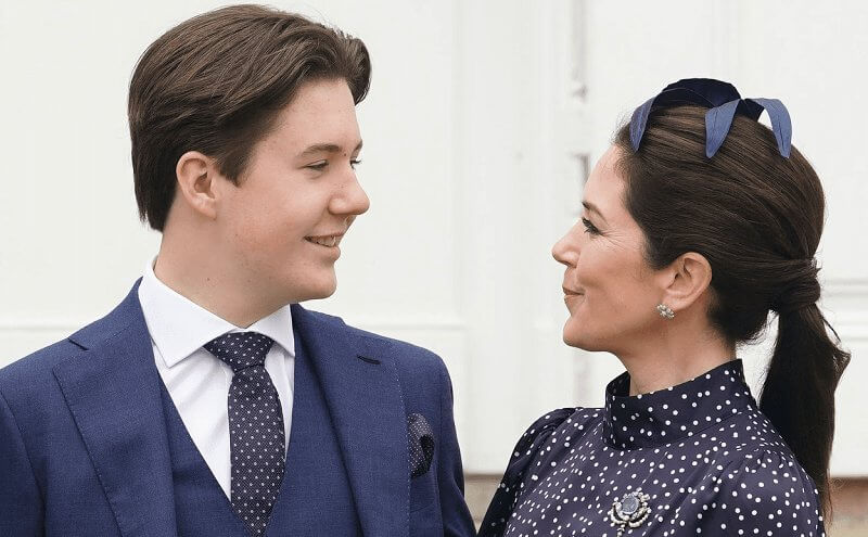 丹麥王室成員齊聚！49歲王妃穿波點裙超美，21歲華裔王子把人帥到-圖7