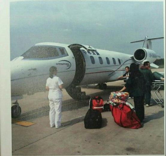 我独坐小窗一盏清茶 郑爽外婆庆生照曝光,现场简陋笑容满面,郑爽要“涅槃重生”了?