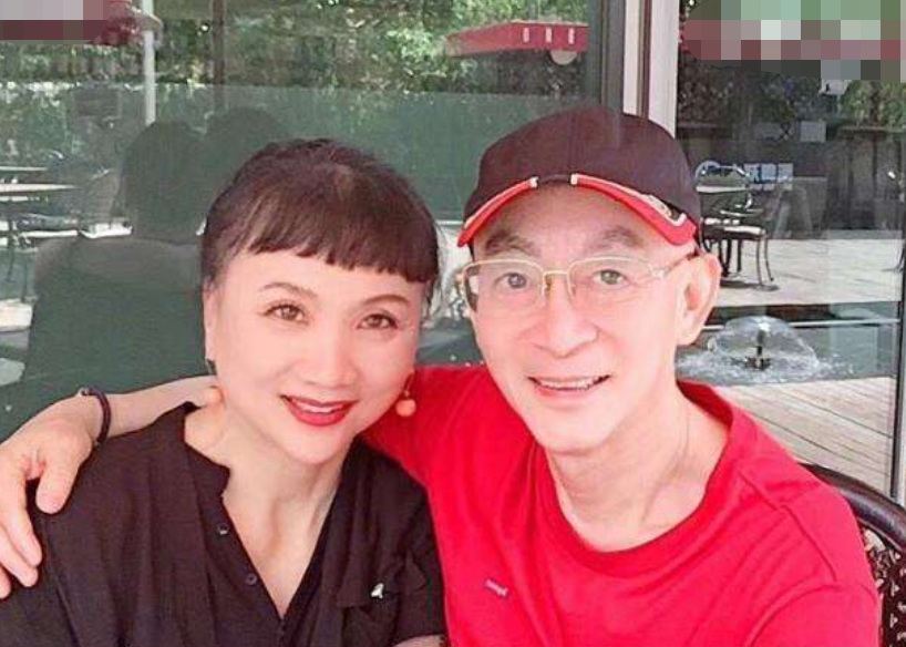 张韶涵|六小龄童树林中送节日祝福!穿红衣打扮喜庆,走路稳健精神矍铄