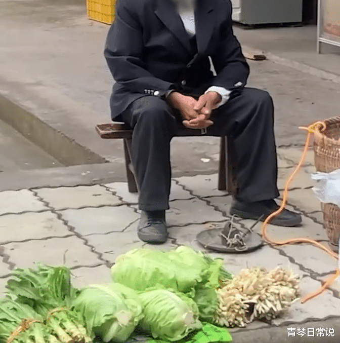 青琴日常说 四川达州一卖菜大爷用嘴喷水，菜品翠绿水灵，路人争相购买