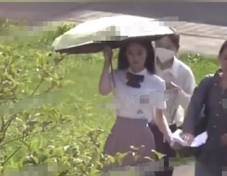 赵丽颖|赵丽颖在机场被偶遇，穿着时尚气质佳，细节暴露现状，网友：心疼