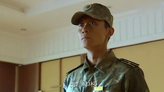 士兵突击|士兵突击：吴哲23岁已是副营级少校，算不算穿帮？这还真没法喷
