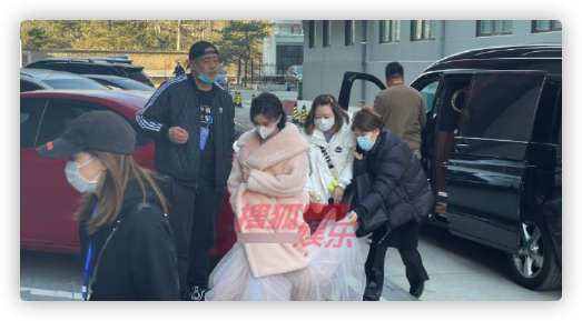 张予曦|众星录制文联春晚：周深冻到缩一团，“乔家儿女”合体疑同台表演