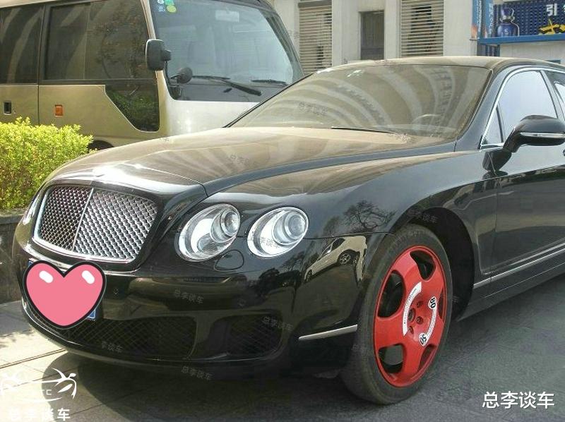 400万的宾利爆胎,备胎让人哭笑不得,网友:没满月就干活了?