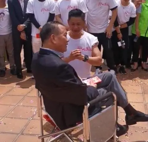 张天爱|63岁万梓良再收徒，拿钱打徒弟头惹争议，影坛能否再出一个林家栋