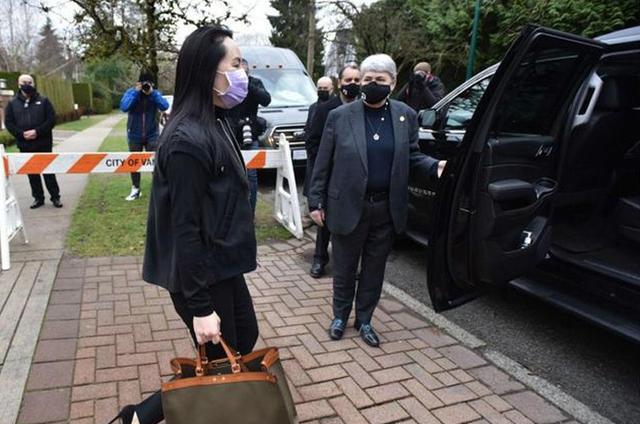 孟晚舟|没有老公陪伴，孟晚舟独自优雅！穿黑裙露大腿，还戴丝巾凹造型