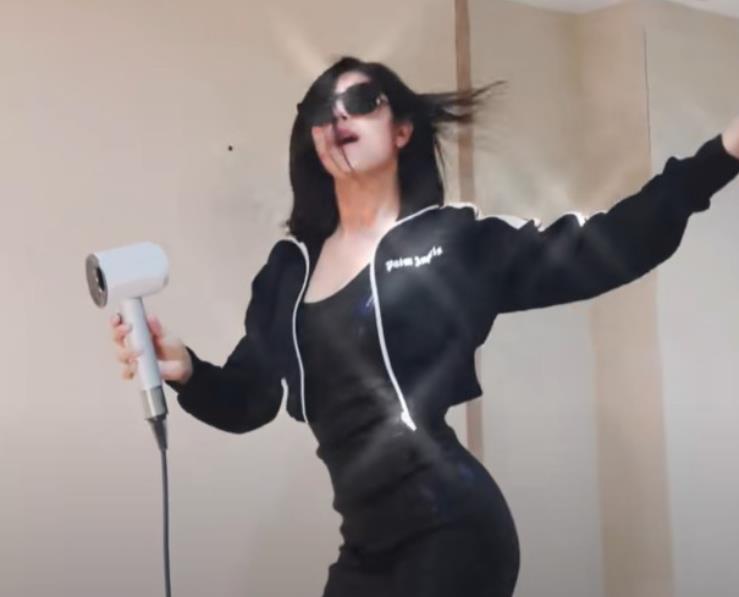 赵奕欢|33岁赵奕欢学猩猩引围观，身材圆润扣子崩到鼓起，却指使男友减肥