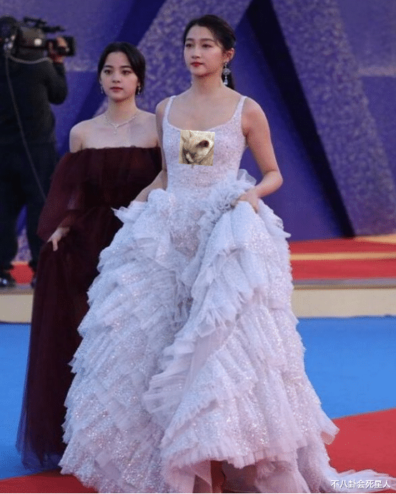 迪丽热巴|女星红毯露肩装，斜方肌、膀子大、背厚，“露肩杀”变“露肩死”