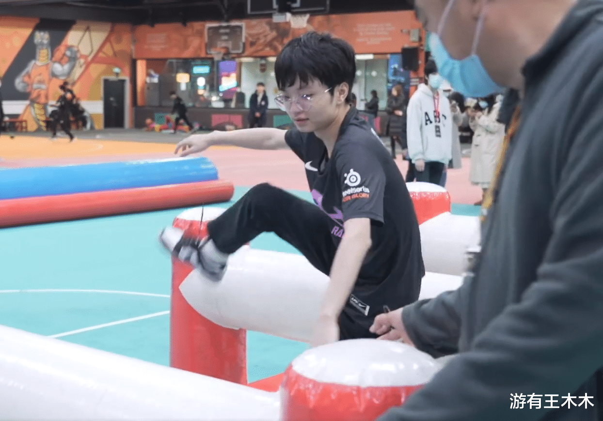 lpl|“摔了一跤当场退役！”LPL运动会发生意外，选手受伤引发热议！