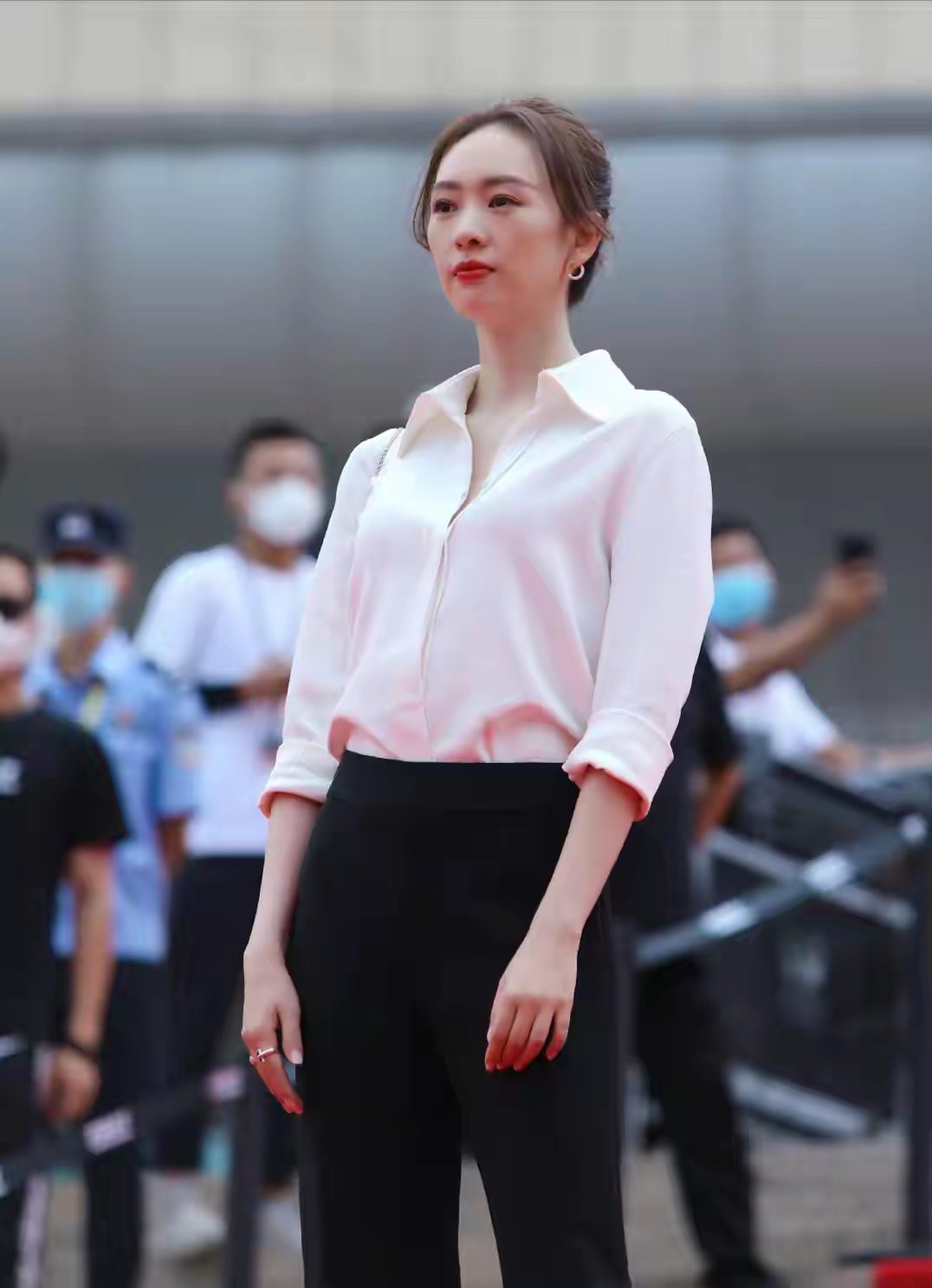 加菲猫说时尚|周冬雨瘦得吓人！穿礼服身材似小学生，含胸驼背上台阶需要人搀扶