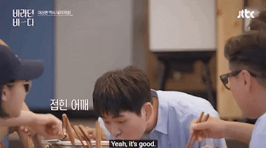 温流|SHINee温流在节目中对BLACKPINK的Rosé表现出无可挑剔的礼仪