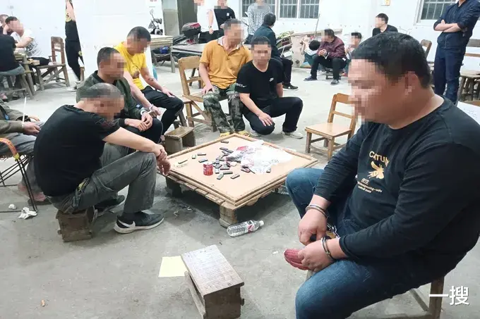 一搜 藏着什么秘密？深夜，小卖部里生意“火爆”，有人进进出出