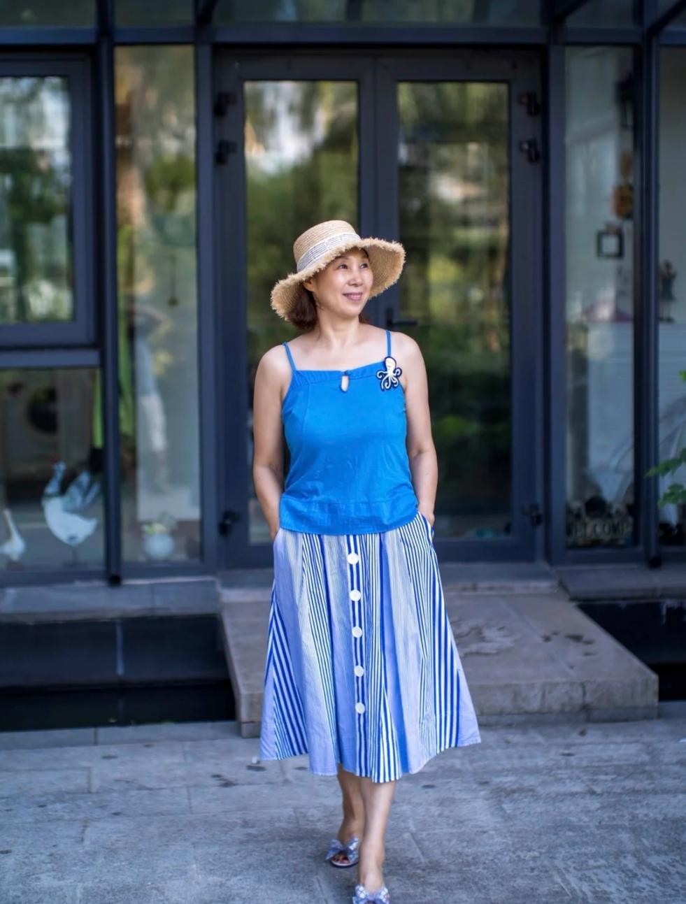猫姐品衣有道|年过50岁的女人,初秋穿裙流行“三穿三不穿”,简单高级又显年轻