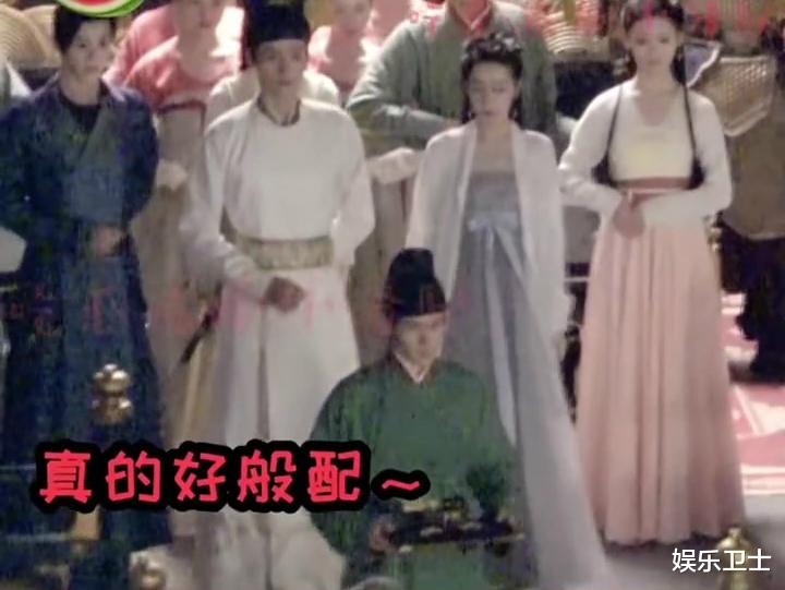 迪丽热巴|《安乐传》路透，迪丽热巴调皮敬酒龚俊，场外互动更有爱，刘宇宁造型有范儿