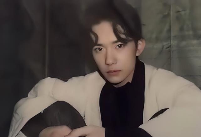 易烊千玺|易烊千玺放大招,转型当导演?首部自导自演作品刚上线就热搜第一