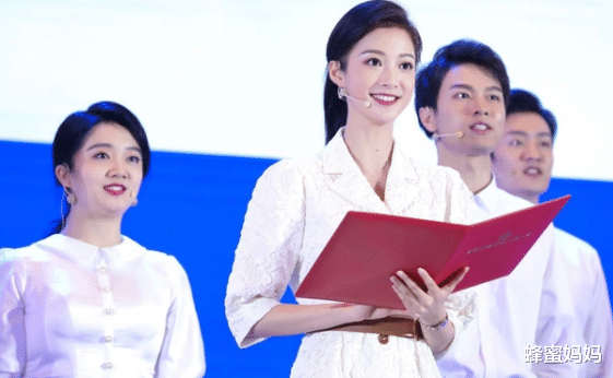 我是歌手|冯琳保研复旦后，担任东方卫视跨年晚会主持人，再次惊艳众人