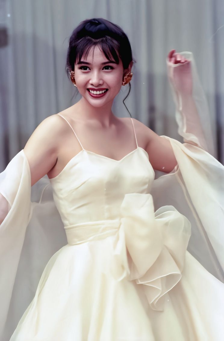 邱淑贞|52岁邱淑贞气质真好,穿一身白衣还扎个丸子头,美到认不出。