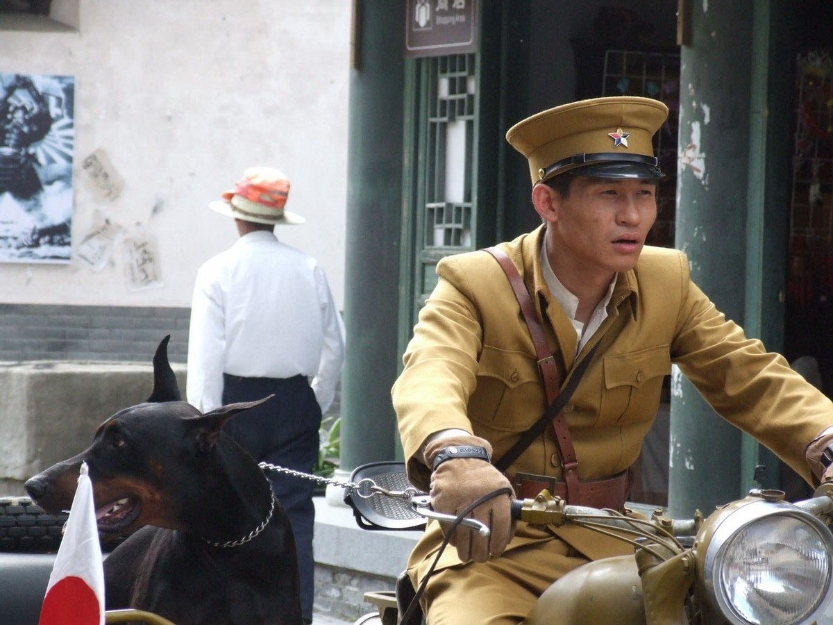 张艺谋|被张艺谋看中，被刘德华称赞，这位演了24年反派的龙套终于火了