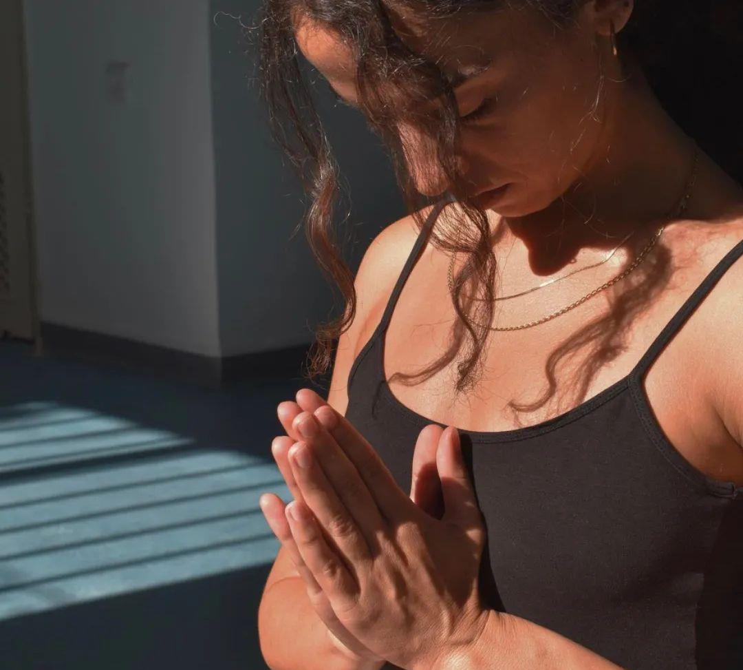 吃货小木鱼|练瑜伽,不能只知道体式,瑜伽手印了解一下!