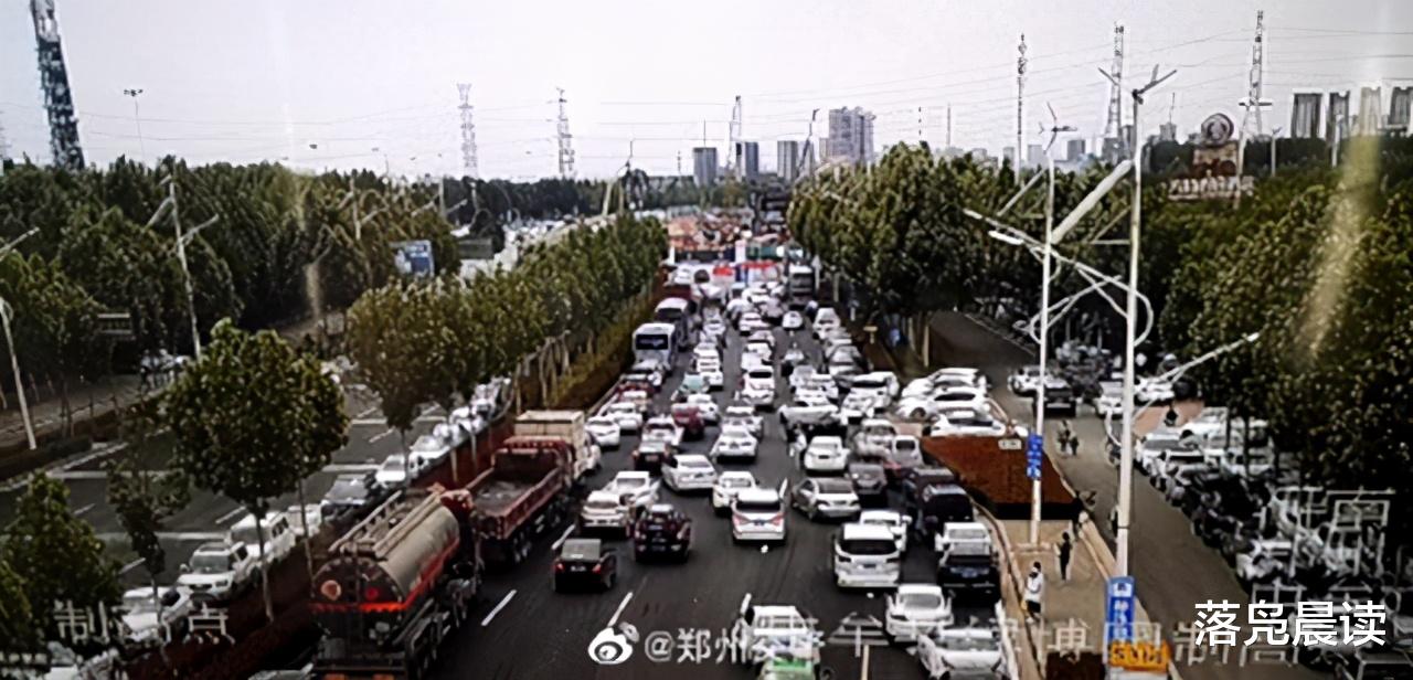 落凫晨读 五一小长假  郑州中牟各景区游客爆棚  交警全员上岗保畅通