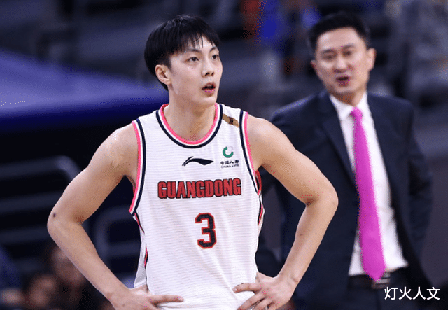 广东队|胡明轩妈妈近照：春节期间住豪宅吃美食，身材颜值不输模特