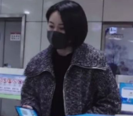 不聚会、捡二手衣穿,女子凭本事“抠出2套房”,网友评论扎心了