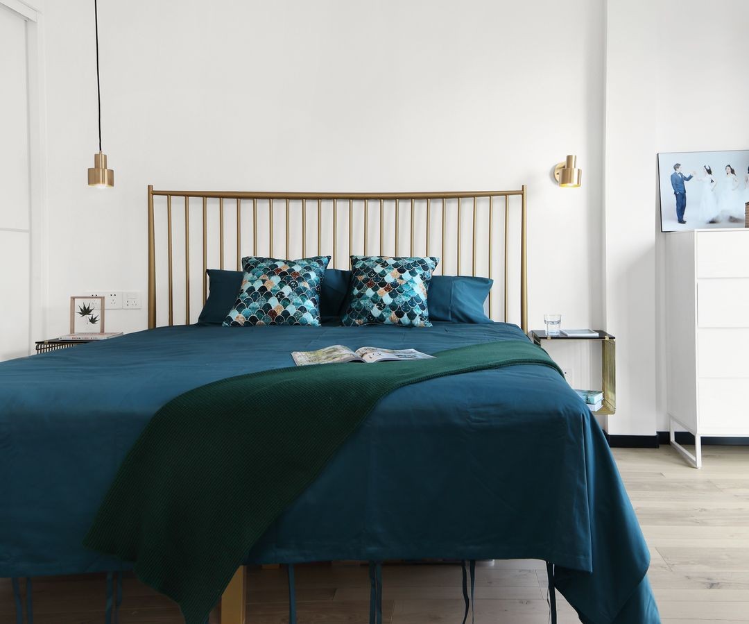 手办|绿色沙发搭配粉色座椅，还有专门的手办柜，身边的朋友都羡慕不已