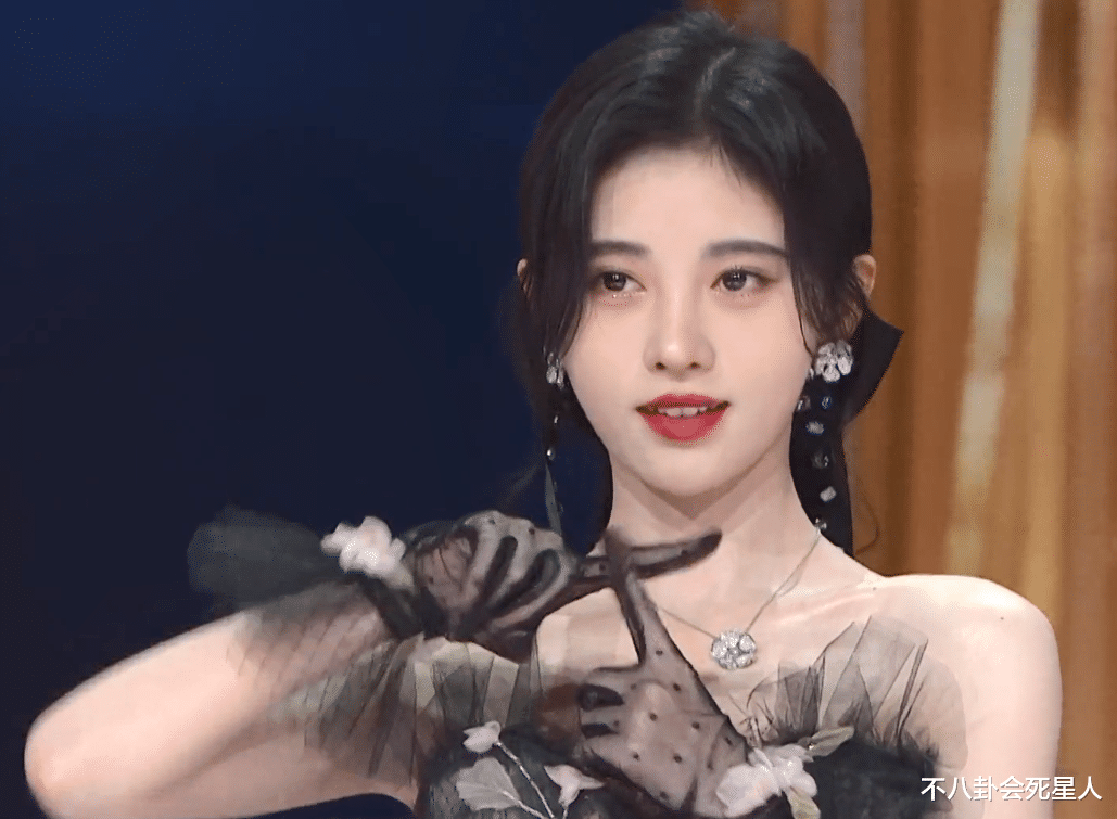 鞠婧祎|女星美貌背后的B面：鞠婧祎浮粉卡纹，赵露思为直角肩控制肌肉