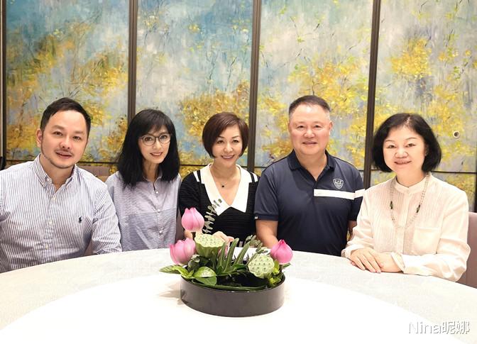 衬衫 米雪参加圈外聚会，穿衬衫长裤容光焕发，66岁红唇美貌靠边站抢镜