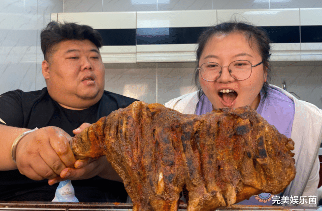 |胖猴仔开直播澄清谣言，眼神涣散、黑斑明显，妻子仍支持他继续吃