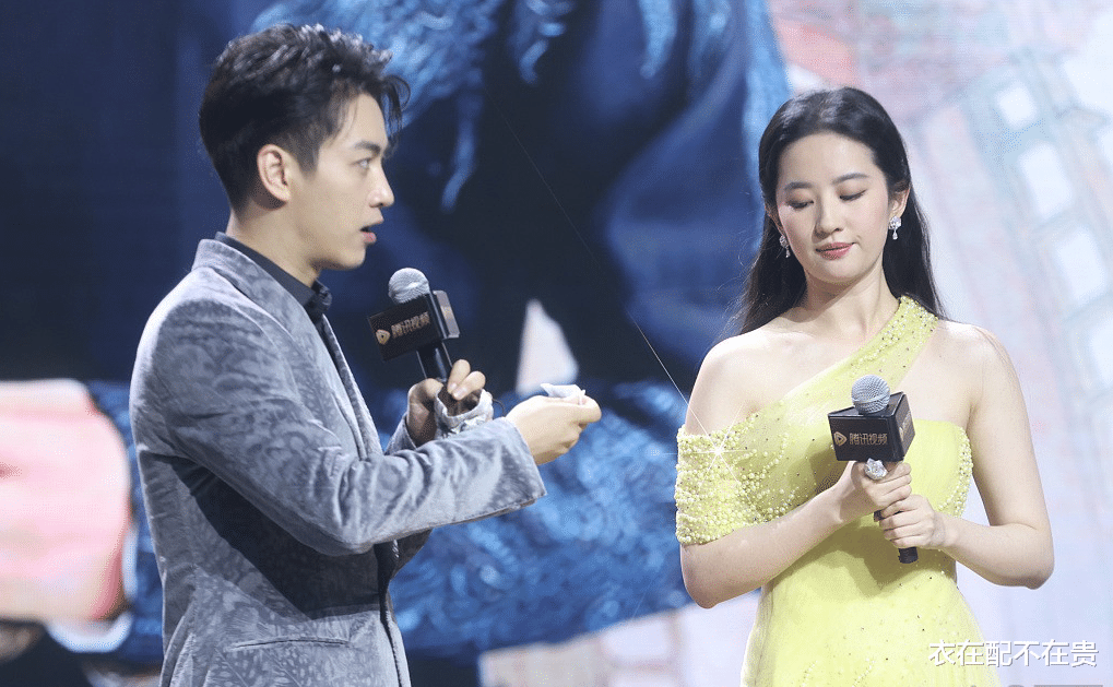 刘亦菲|刘亦菲胖到收不住?穿抹胸裙显“倒三角”身材,但气质完全撑得住