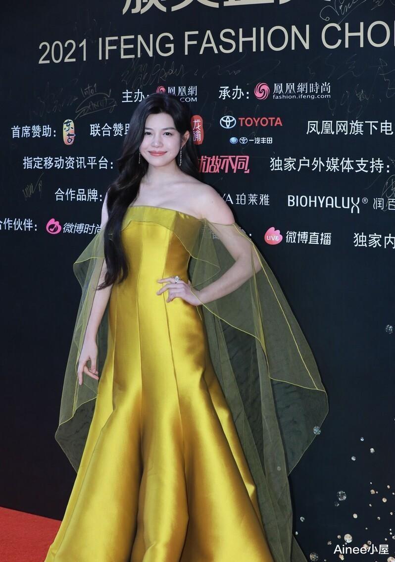 陈妍希|陈妍希虽然是微胖身材，但穿一字肩不遮遮掩掩，看着贵气了不少